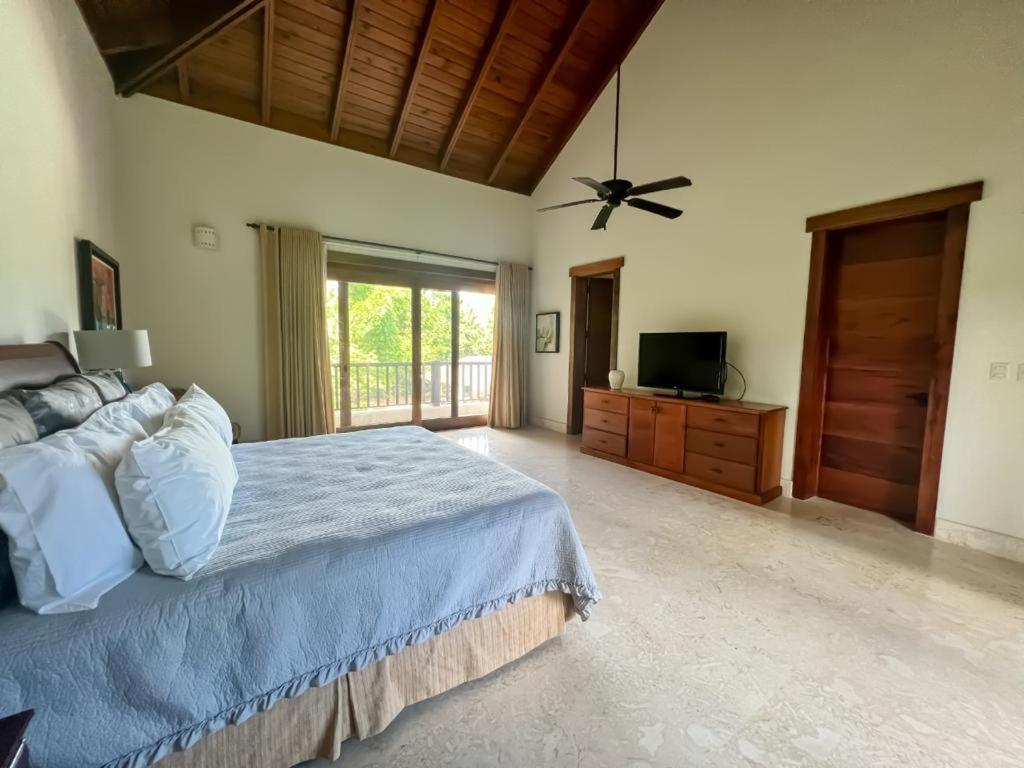 Spacious 6-Bedroom Villa with Pool, Jacuzzi, BBQ, and Resort Amenities in Casa de Campo photo 2