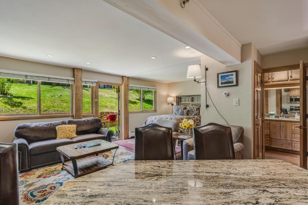 Laurelwood Condominiums 404 photo 1