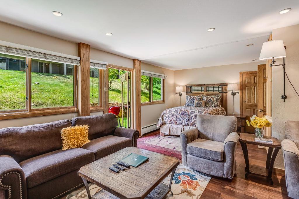 Laurelwood Condominiums 404 photo 4