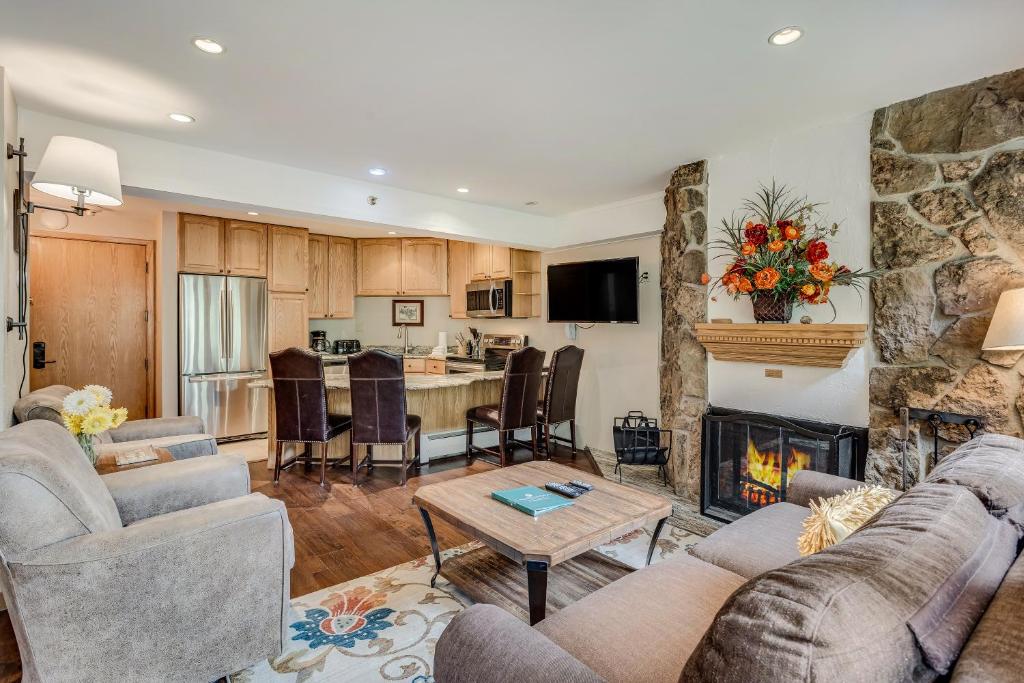 Laurelwood Condominiums 404 photo 3