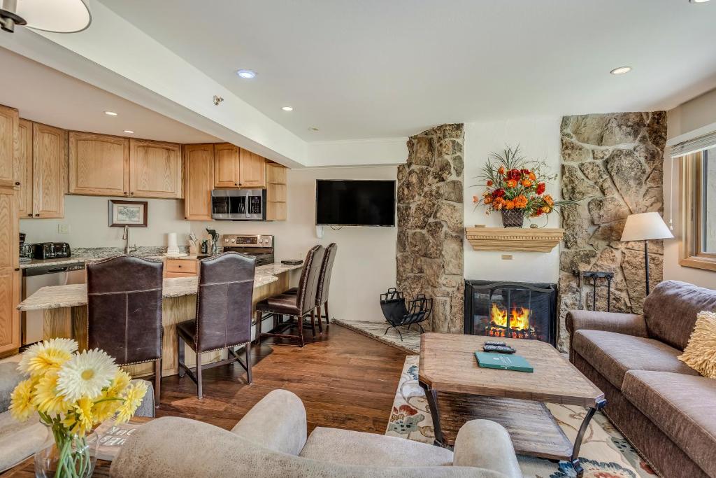 Laurelwood Condominiums 404 photo 2