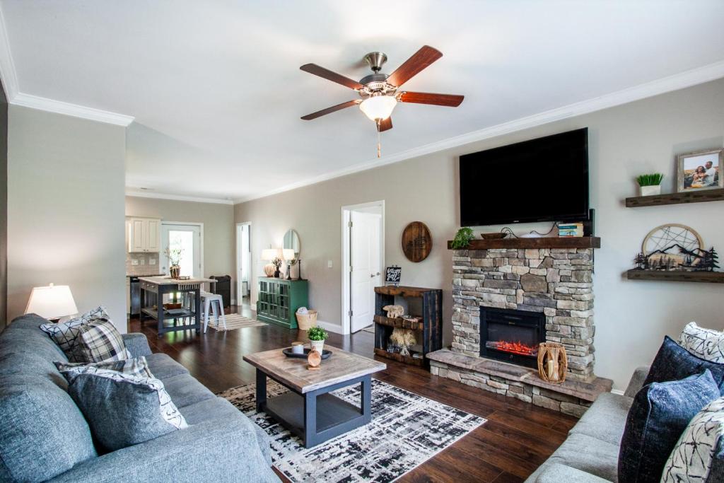 Elegant End Condo Fireplace Community Amenities image