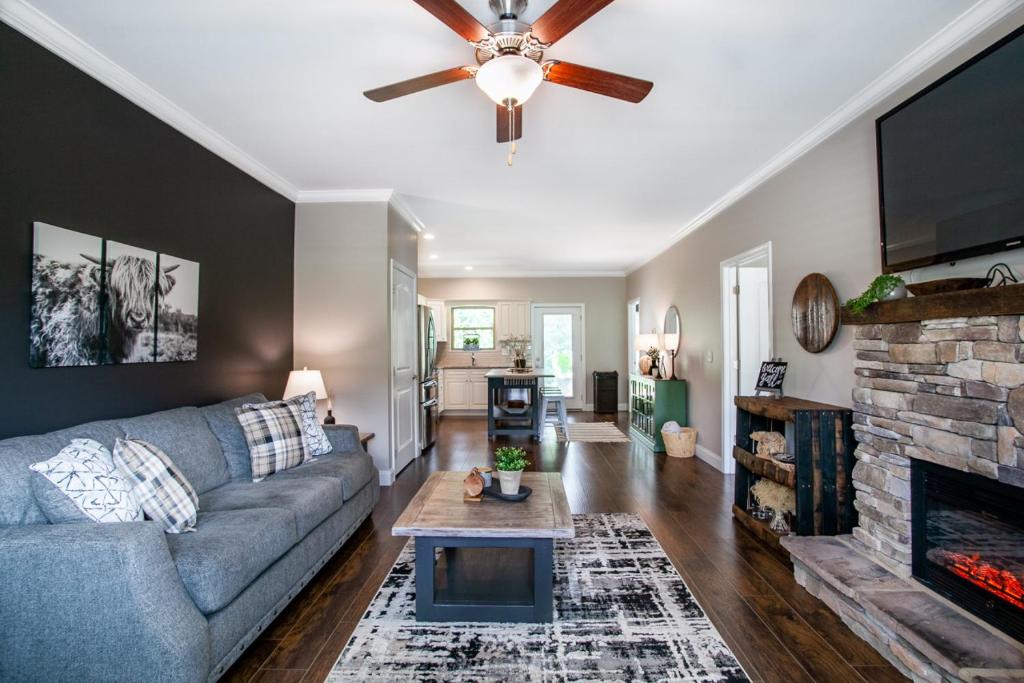 Elegant End Condo Fireplace Community Amenities photo 4