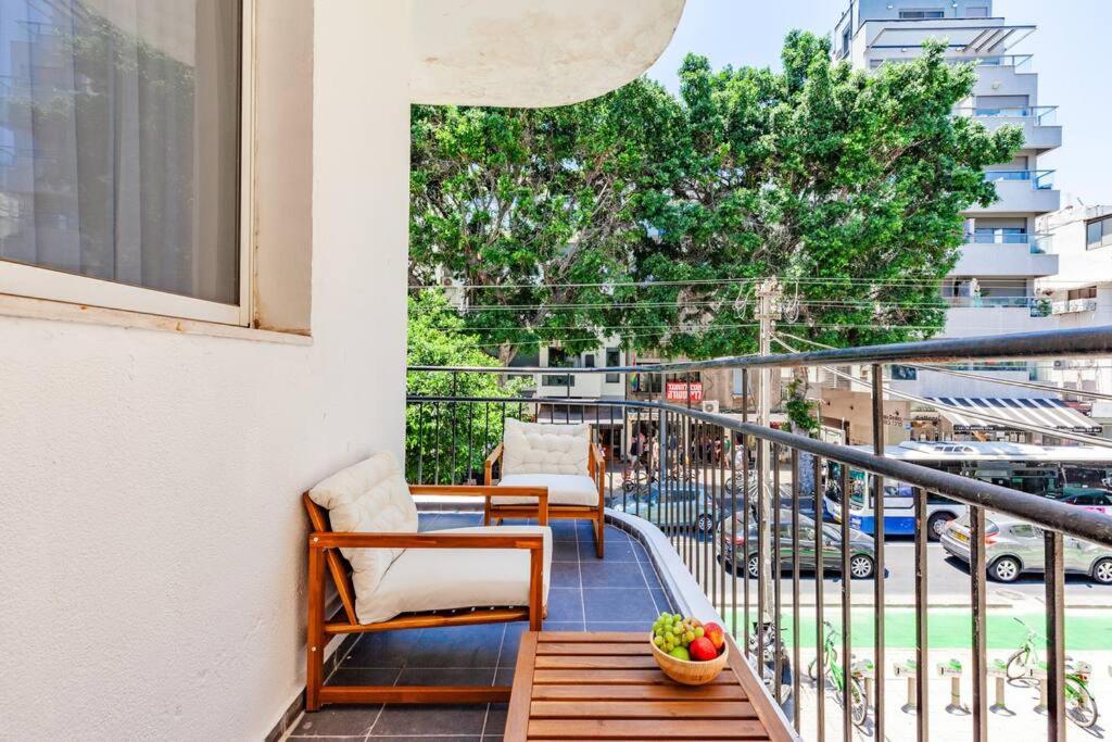 Designed 2BR apartment over Dizengoff square - Panoramic View photo 3