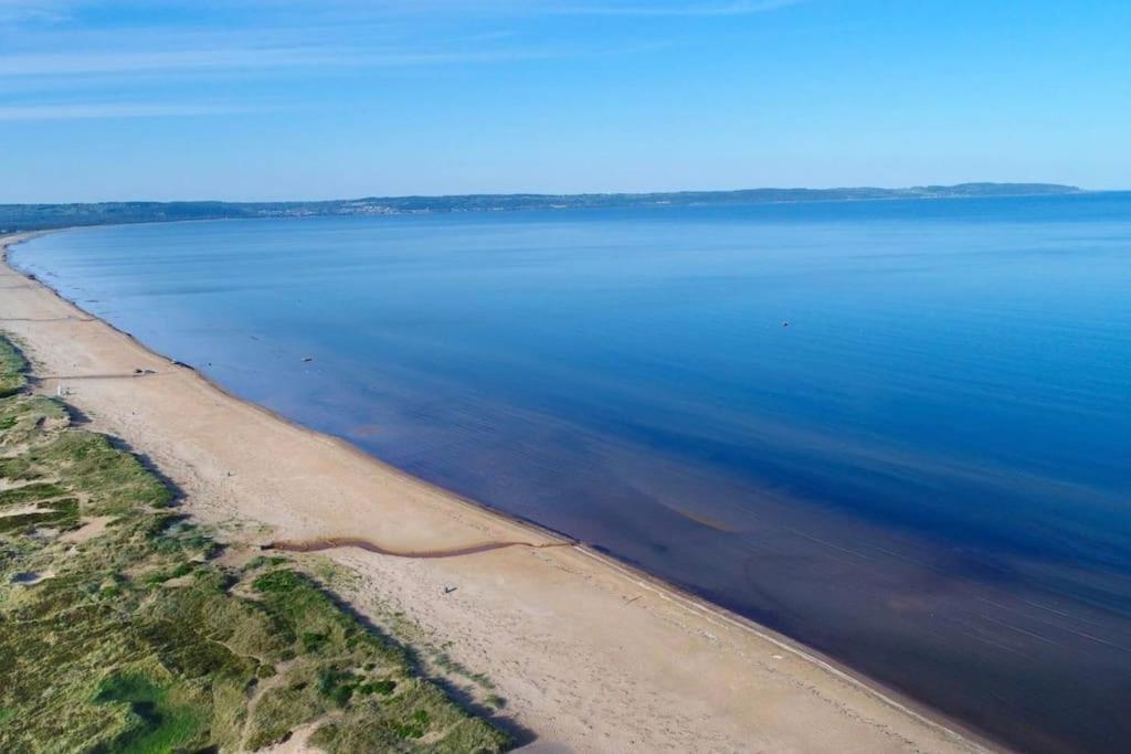 Strandnära mysig stuga med generösa utvändiga ytor photo 2