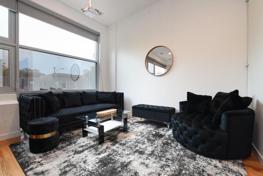 Cozy, Bright and a Great Location! image
