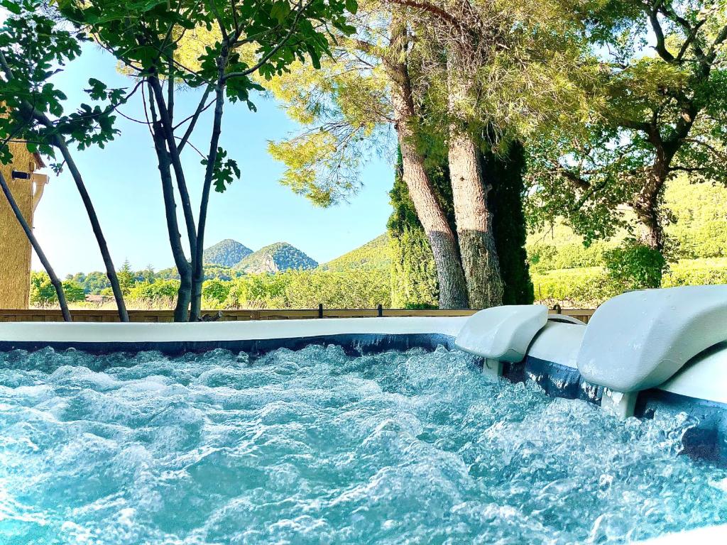 Entre vignes et horizon Appartement avec jacuzzi privatif et piscine commune chauffée