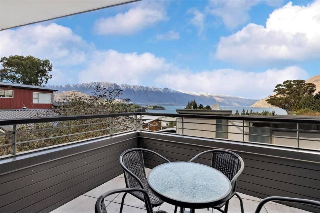 Manaaki Views - Lake and Mountain Views - Walk to CBD photo 1