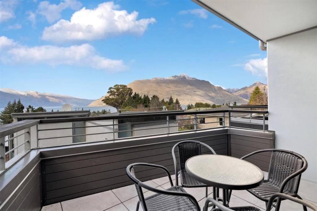 Manaaki Views - Lake and Mountain Views - Walk to CBD photo 2
