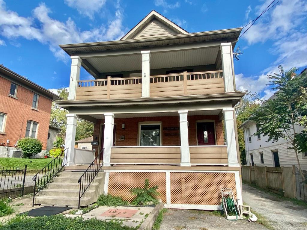 Cozy 1-bedroom loft with falls view 4mins to falls photo 4
