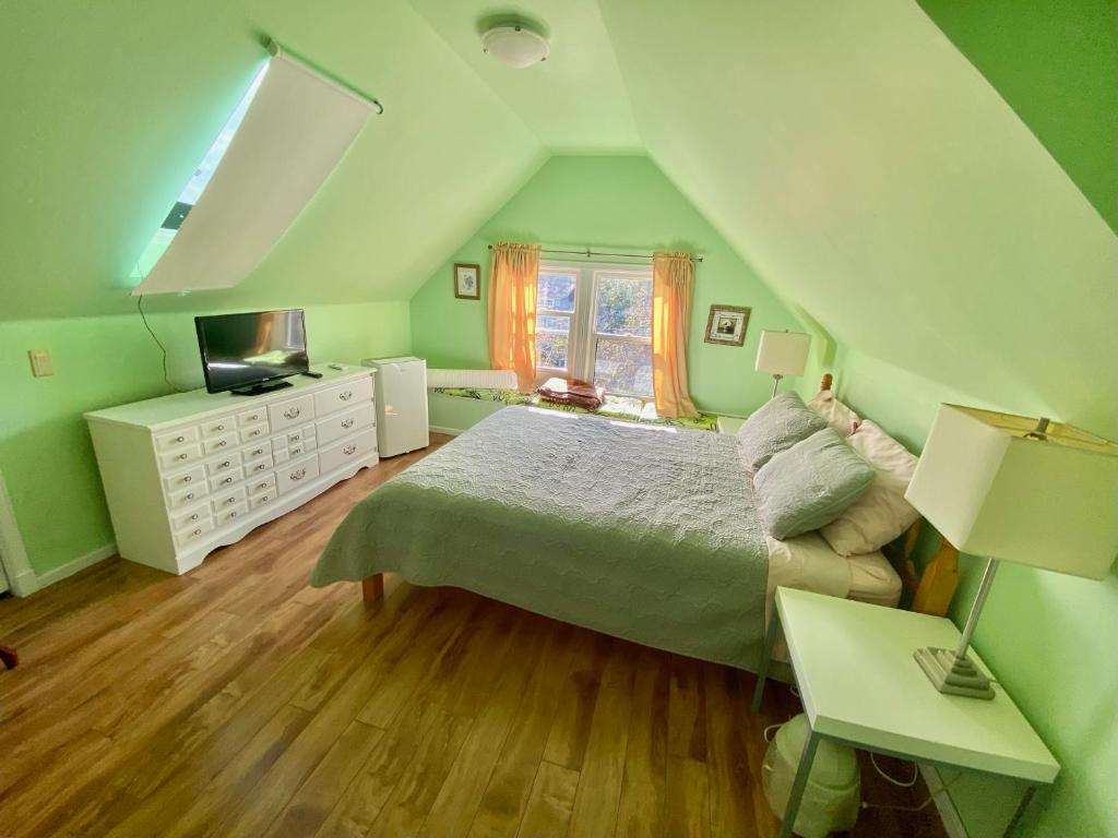 Cozy 1-bedroom loft with falls view 4mins to falls photo 1