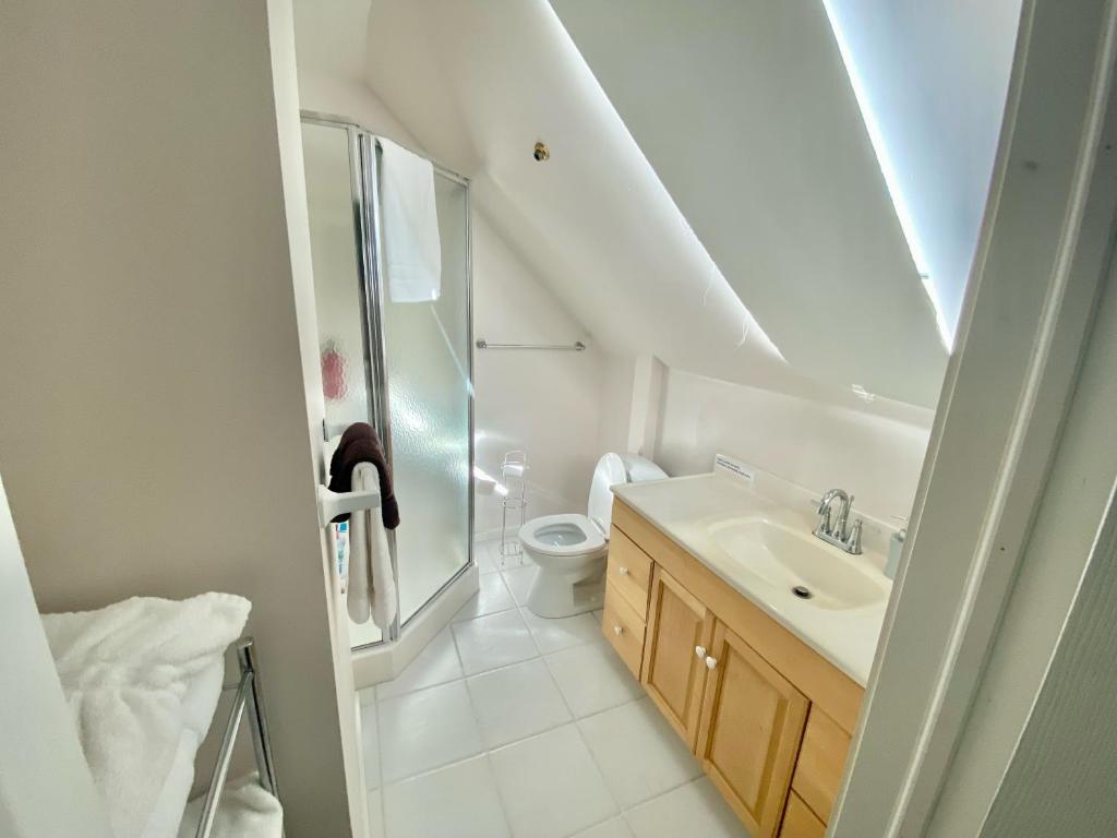 Cozy 1-bedroom loft with falls view 4mins to falls photo 2