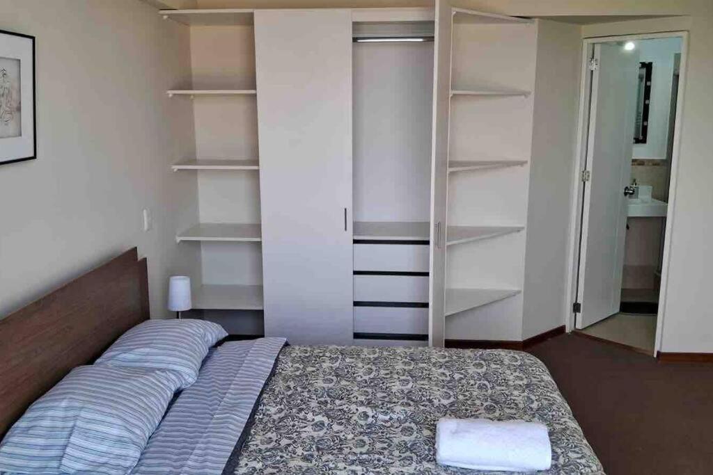 apartamento de estreno con balcón frente al mar. photo 1