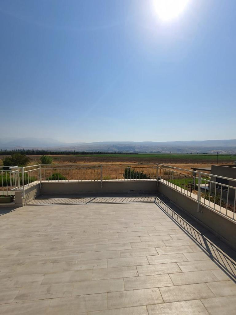 היחידה ליד הנחל עם הנוף לחרמון 33 photo 1