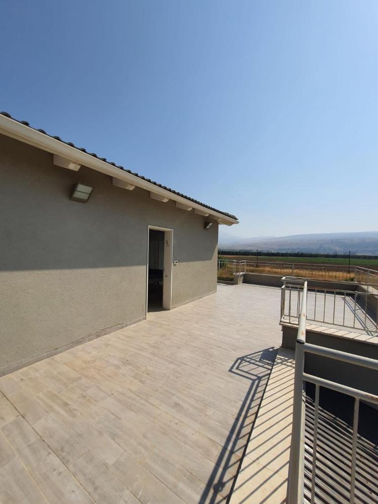 היחידה ליד הנחל עם הנוף לחרמון 33 photo 4