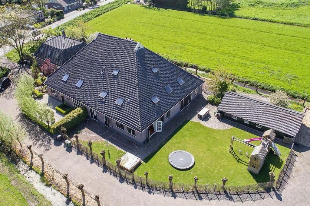 Farmvilla with hottub and outdoor kitchen