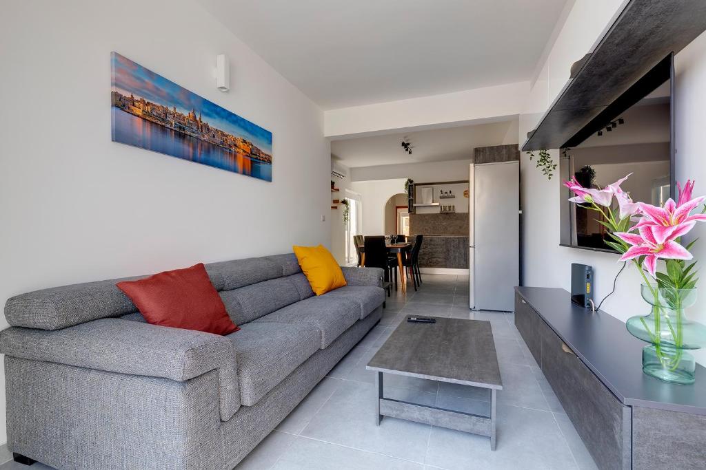 Central Sliema 3-Bedroom Retreat by Buena Vista - Tap to explore photos