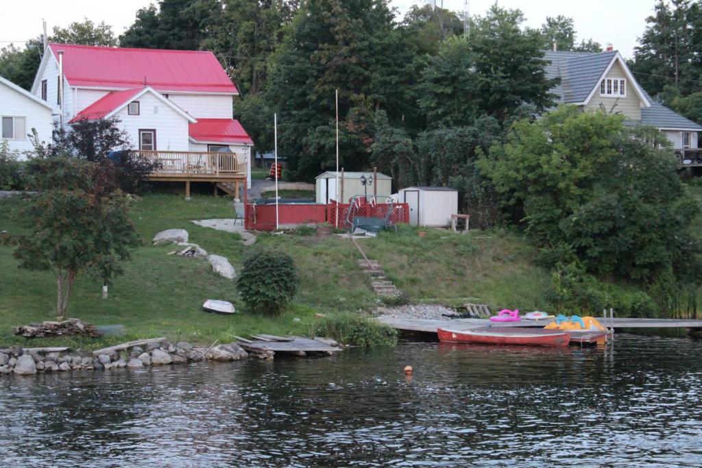 Balsam Lake Cottage 5 Bed room photo 2
