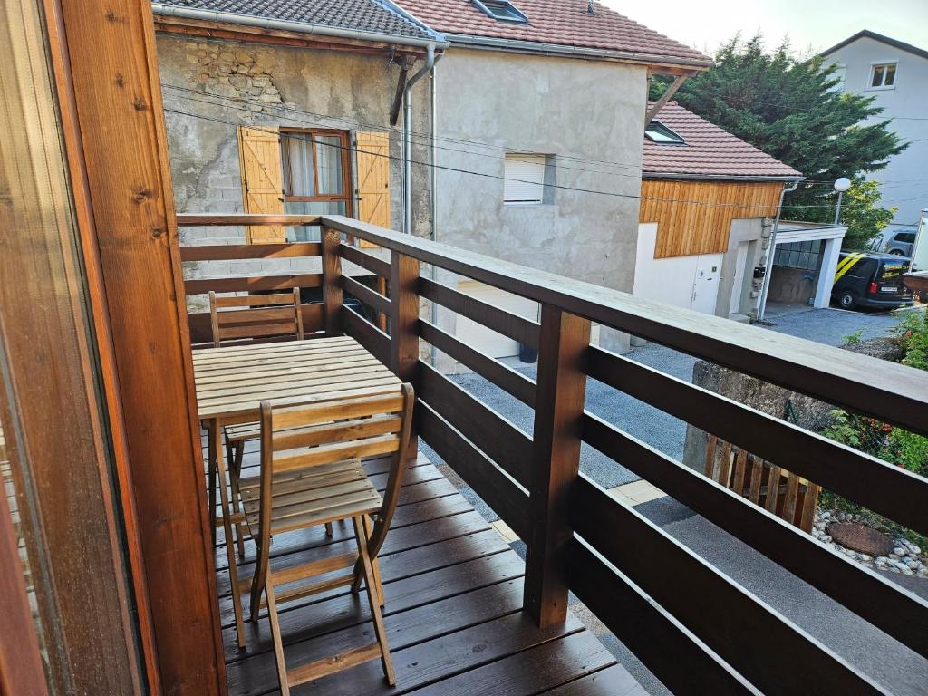 Cozy, quiet apartment in town center - near Geneva, Annecy, Chamonix, Lac Léman photo 2