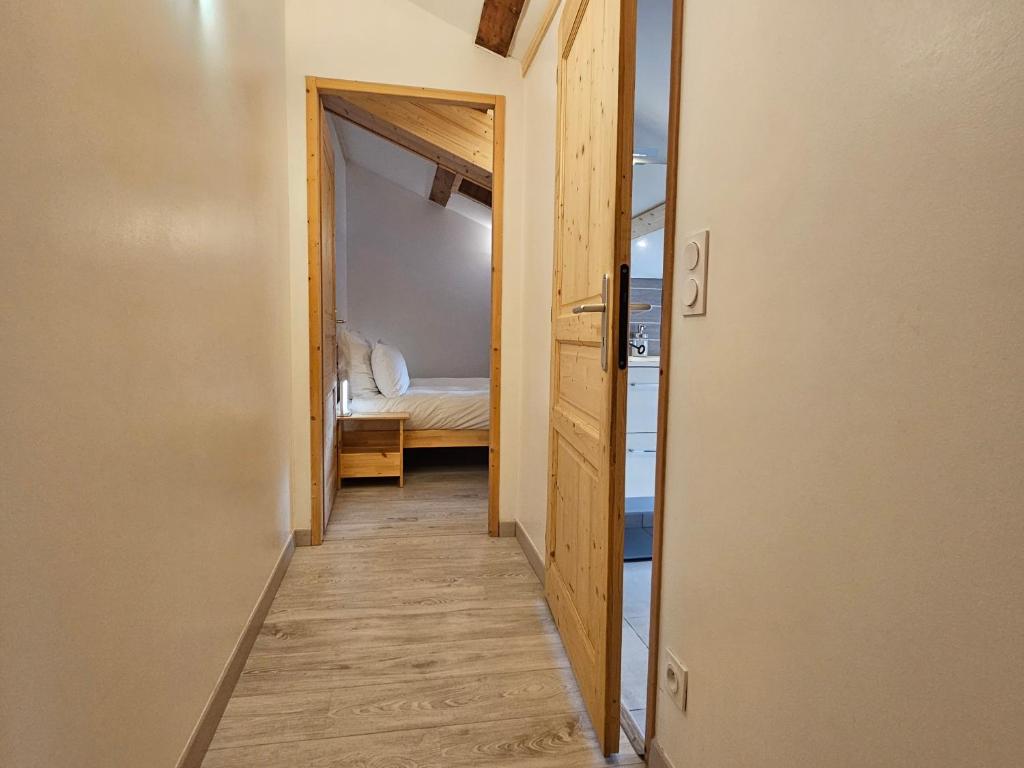 Cozy, quiet apartment in town center - near Geneva, Annecy, Chamonix, Lac Léman photo 3