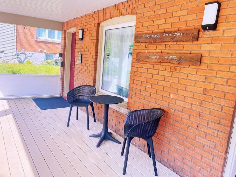 Adorable 2-bedroom unit with jacuzzi beside falls photo 1
