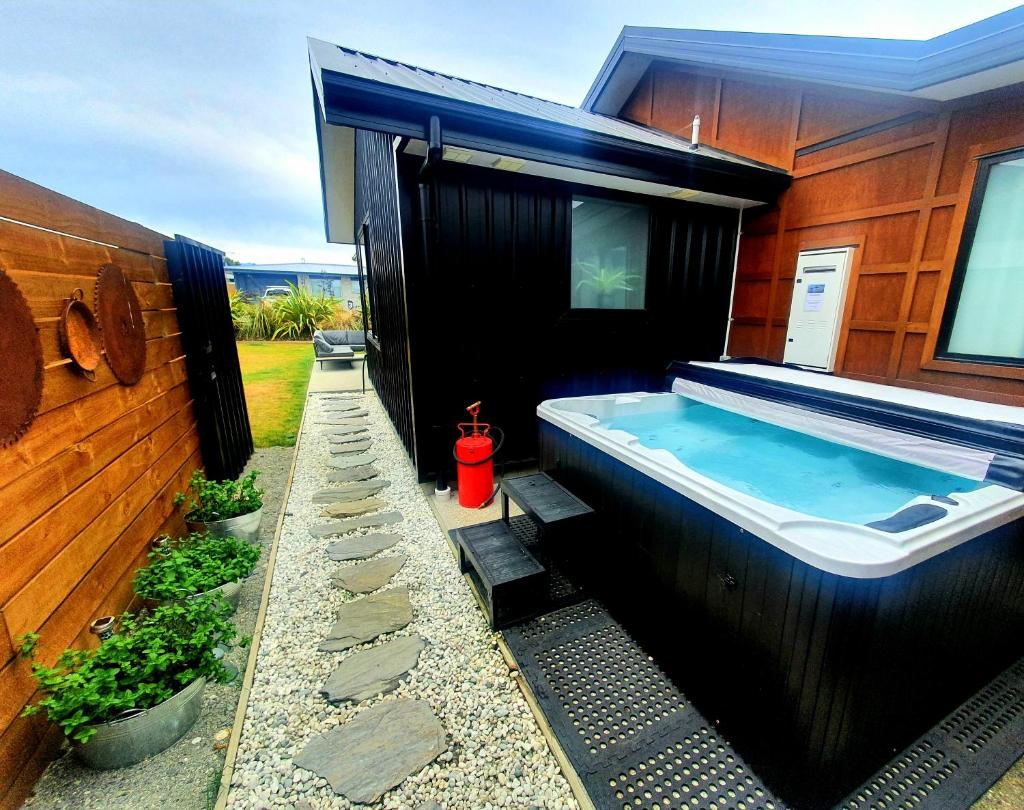 Hawea Heaven: Superking beds + Hot Tub + Mountain photo 1