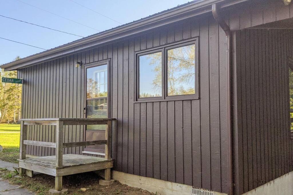 Outstanding Beachfront Cedars Cottage on Wolfe Lake photo 4