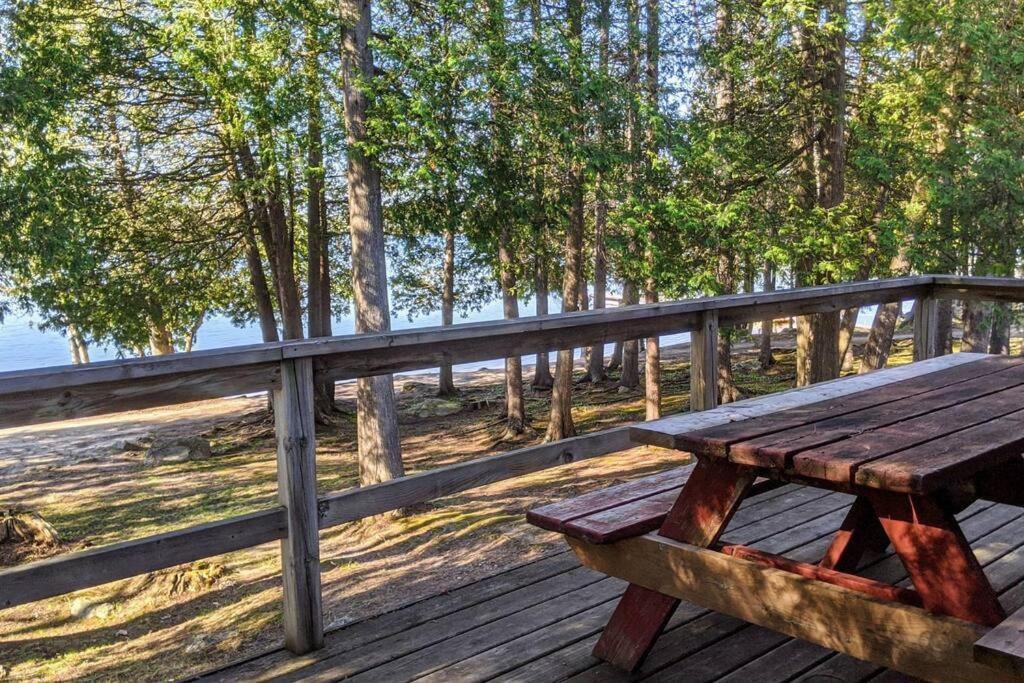 Outstanding Beachfront Cedars Cottage on Wolfe Lake photo 2