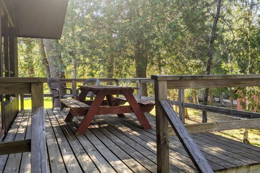Outstanding Beachfront Cedars Cottage on Wolfe Lake photo 1