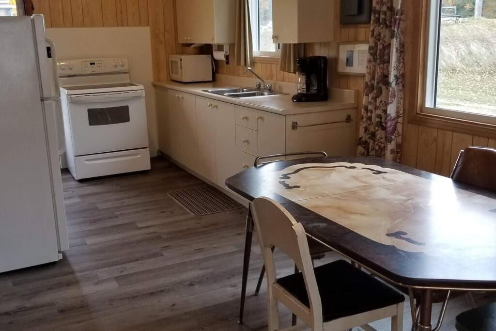 Stunning Shoreline Field Cottage on Majestic Sand Beach photo 1