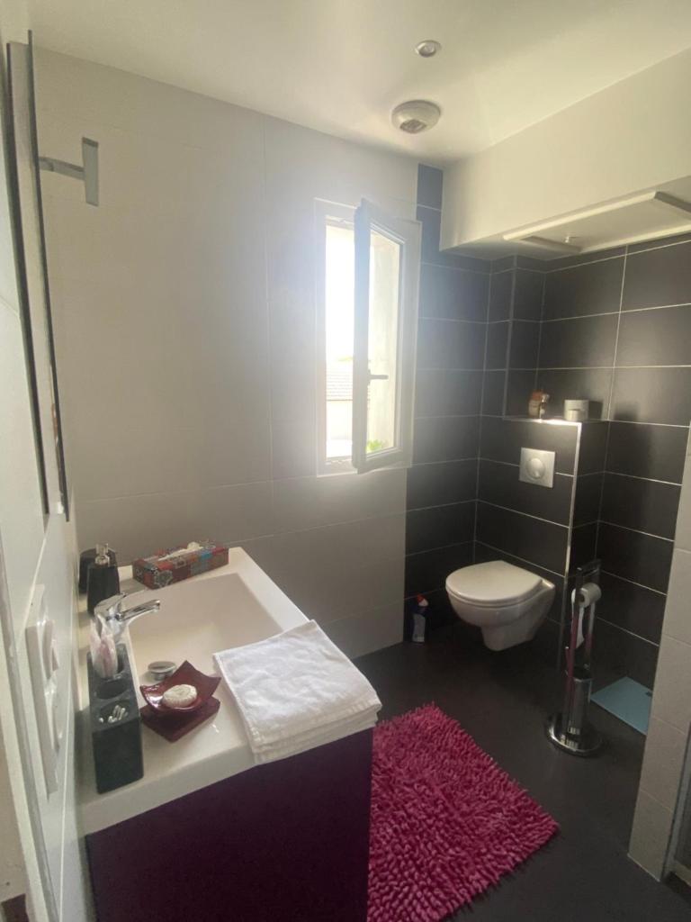 Chambre avec salle de bain privée dans maison photo 4