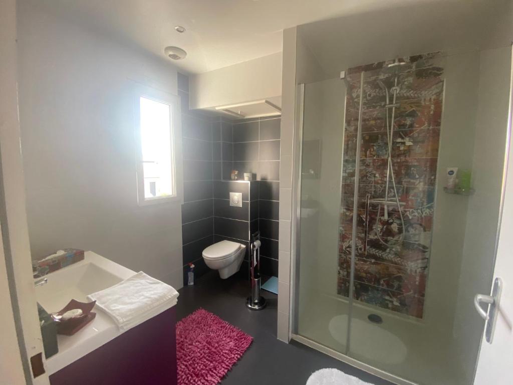 Chambre avec salle de bain privée dans maison photo 2