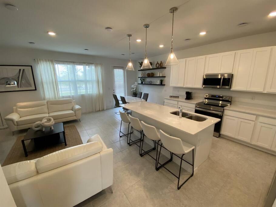 Modern and Sparkling New 3Bd Townhome, 20 Min to Disney photo 3