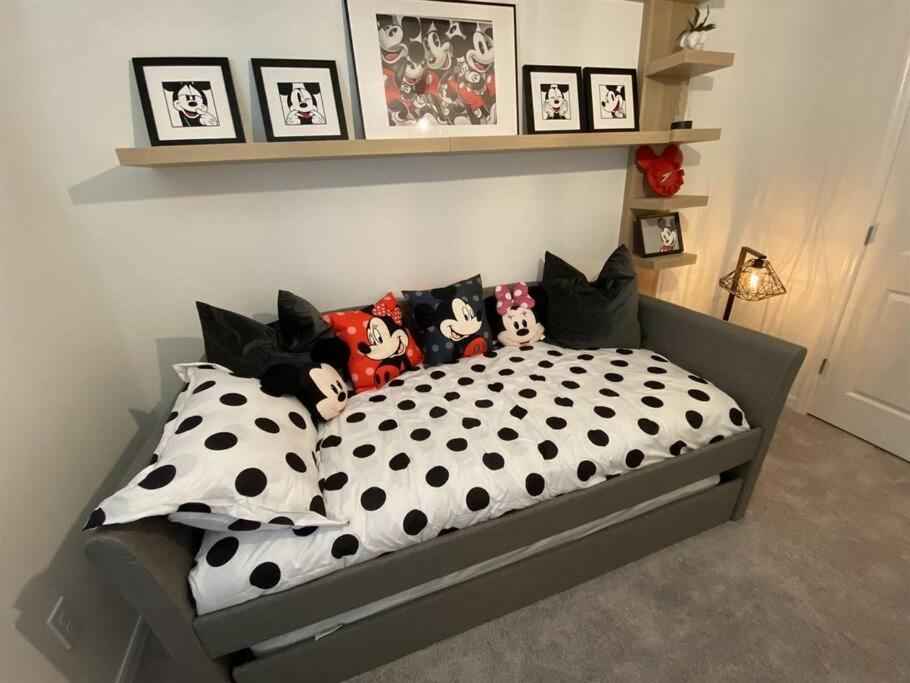 Modern and Sparkling New 3Bd Townhome, 20 Min to Disney photo 1