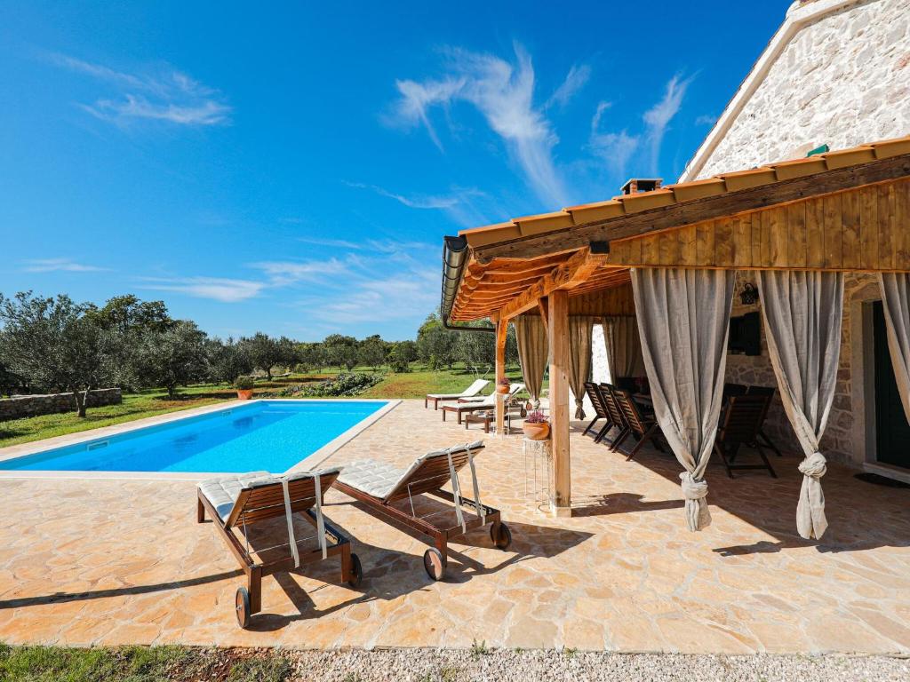 Lovely villa in Posedarje with private pool photo 1