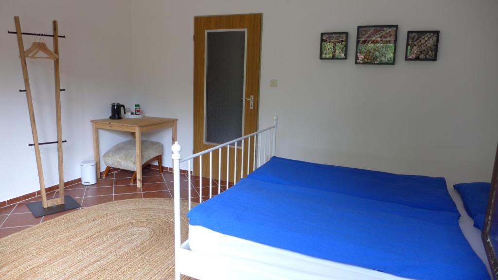 Gemütliches Zimmer mit Doppelbett und Tischtennisraum photo 3