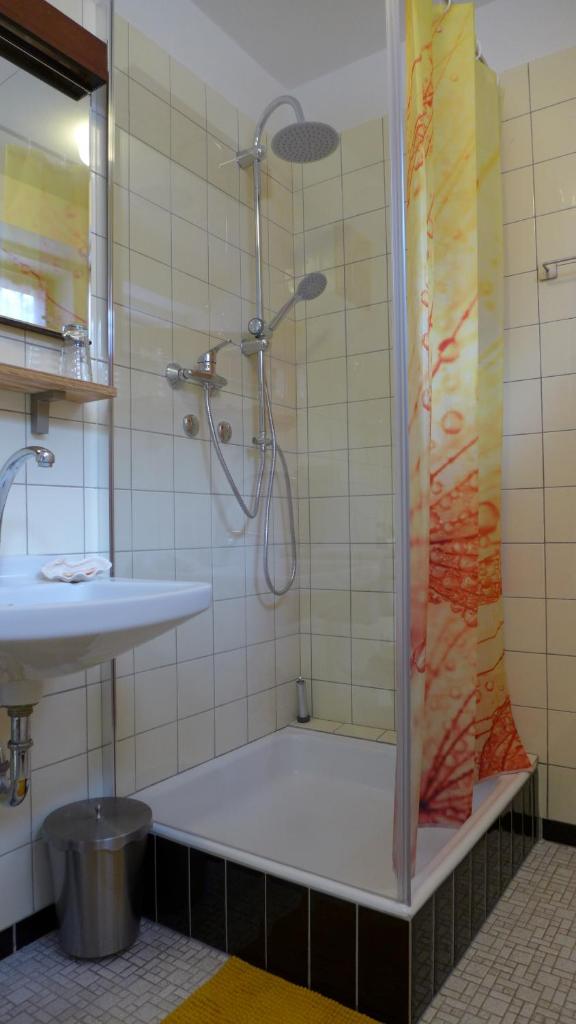 Gemütliches Zimmer mit Doppelbett und Tischtennisraum photo 1
