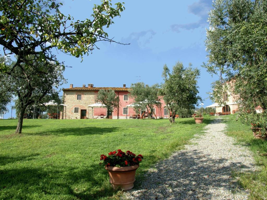 Cozy Holiday Home in Capraia e Limite with Pool photo 2