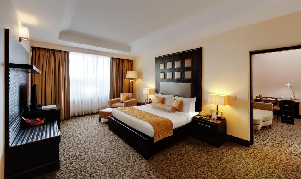 Двухместный (King Suite - Smoking (15% Discount on Food, Soft beverage & Laundry, 3 hrs early check-in & late check-out, subject to availability)), Ramada Plaza JHV