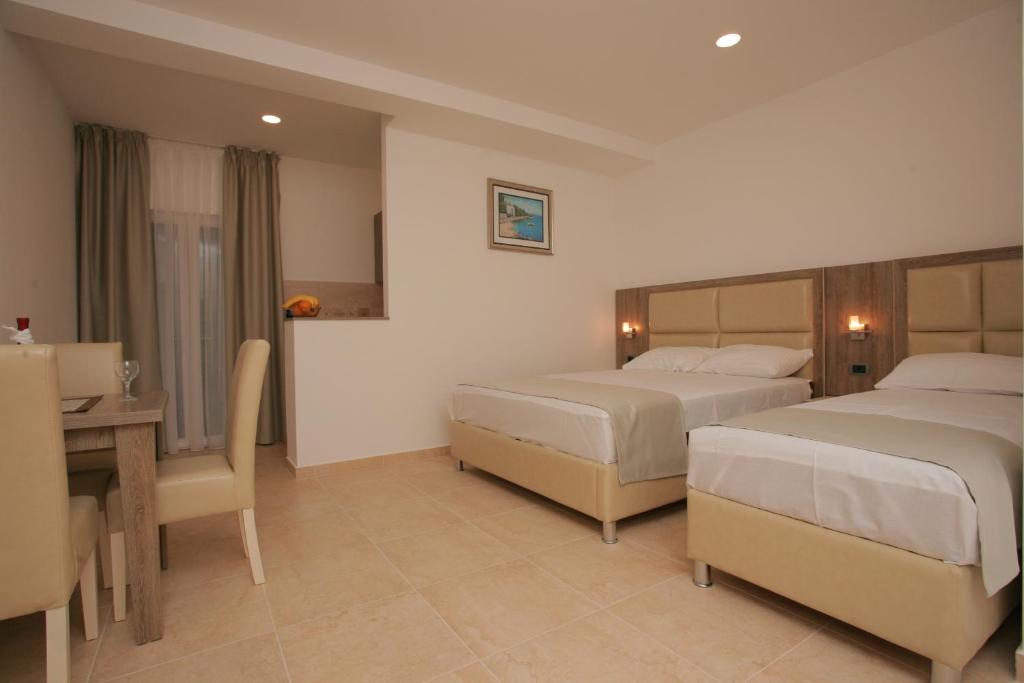 Студио (Номер-студио с балконом и видом на море (для 3 взрослых)), Apartments Obala - Katić