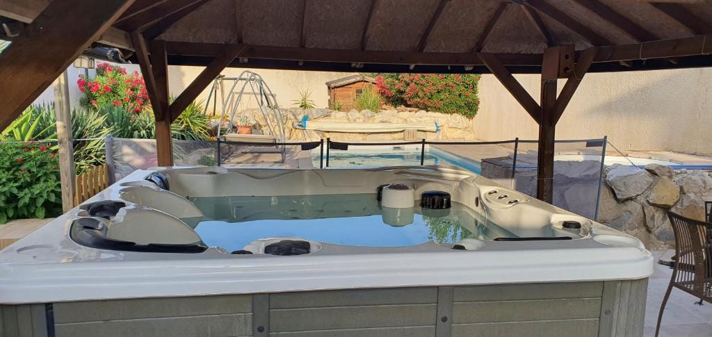POOL HOUSE AVEC PISCINE ET SPA - RESIDENCE PRIVEE