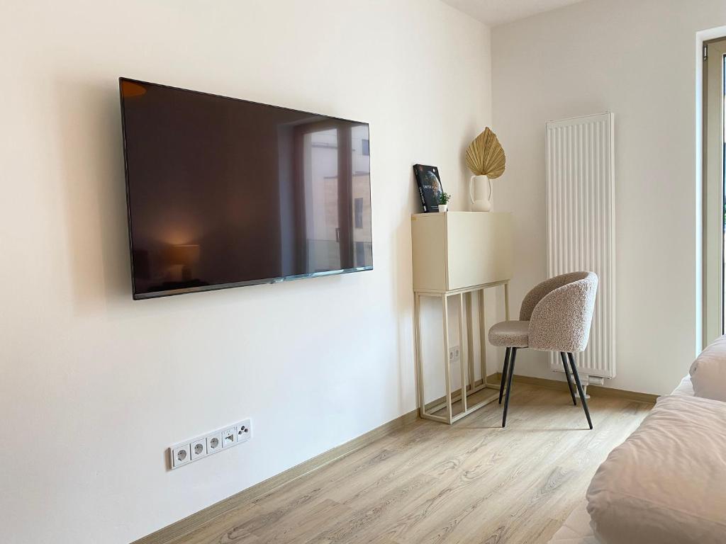 LIGHTPLACE • Design • Boxspring • Balkon • 2 Smart TV •Innenstadt - Tap to explore photos