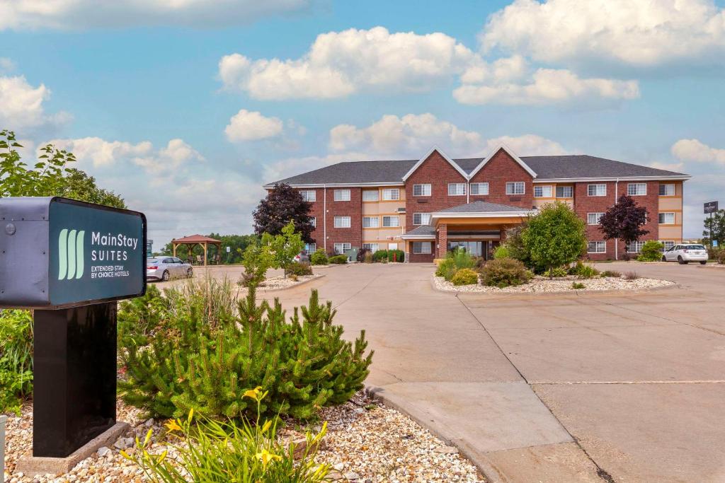 MainStay Suites Dubuque at Hwy 20 photo 1