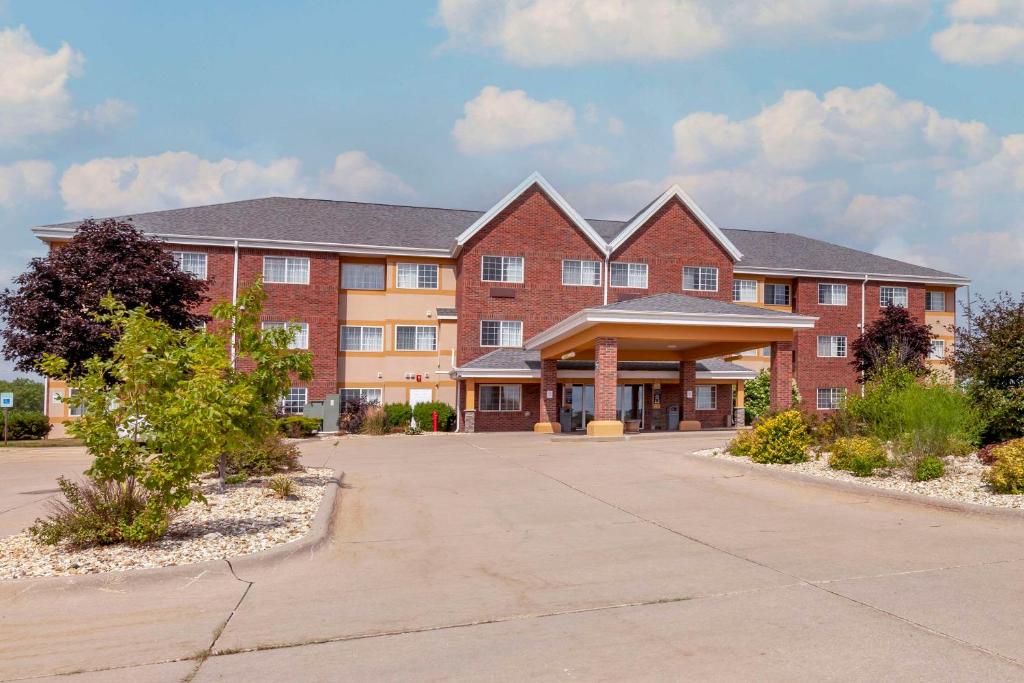 MainStay Suites Dubuque at Hwy 20 image