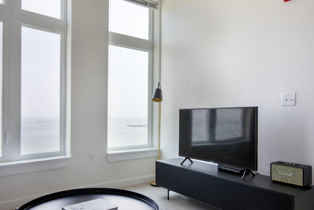 Revere Beach 1br w gym pool nr blue line BOS-880 photo 1