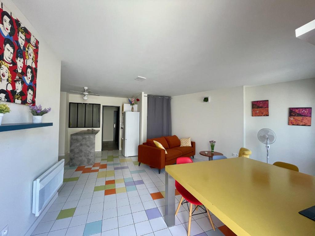 Appart Pop-Art proche autoroute, plages et attractions, Wifi - TV, déco stylée, calme photo 3