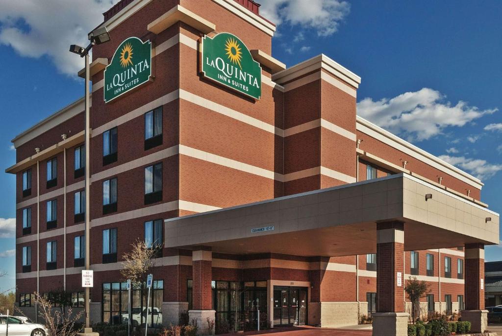 La Quinta Inn & Suites by Wyndham Edmond image