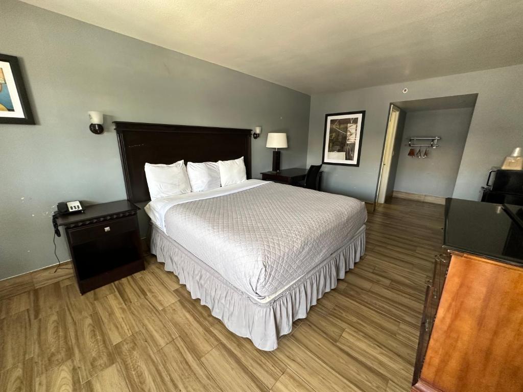 HillView Inn image