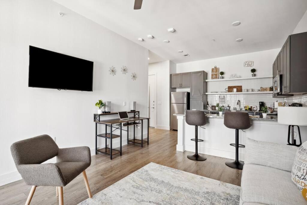 Luxurious 1BD apt in Austin suburb photo 2