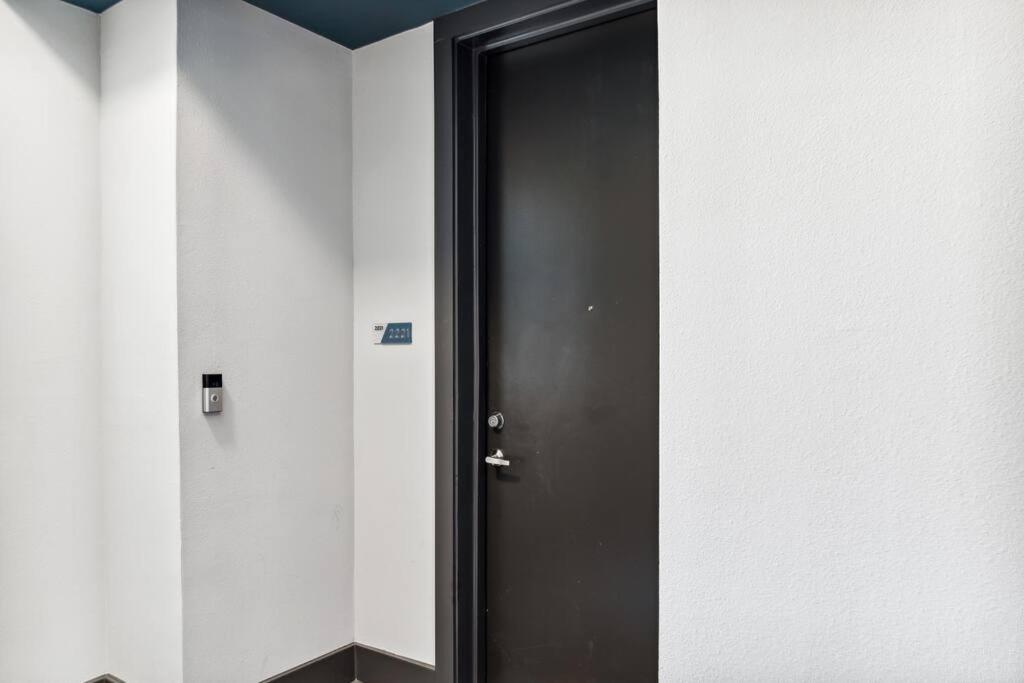 Luxurious 1BD apt in Austin suburb photo 3